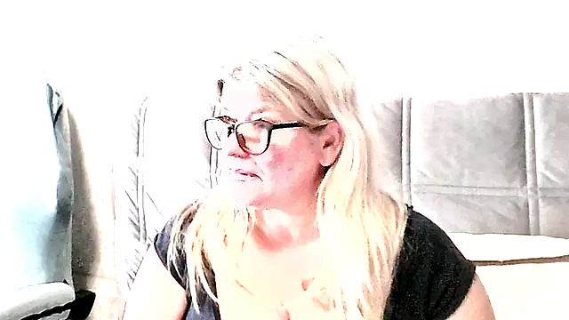 Diana 49 online show from April 22, 2026, 7:42 pm