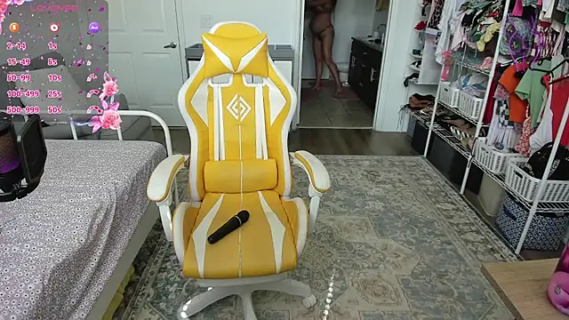 Snapshot of sweetbuttocks1 chatting on October 17, 2025, 4:09 pm sweetbuttocks1 online show from October 17, 2025, 4:09 pm