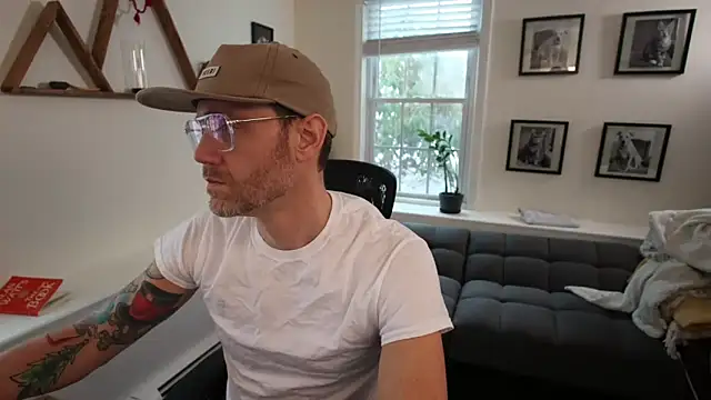 Snapshot of BradBronton chatting on February 18, 2026, 7:32 pm BradBronton online show from February 18, 2026, 7:32 pm