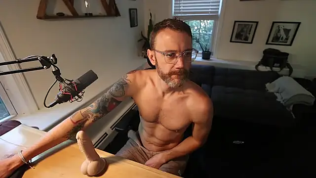 Snapshot of BradBronton chatting on May 7, 2026, 8:56 pm BradBronton online show from May 7, 2026, 8:56 pm