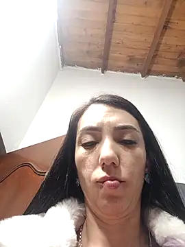 LunaZambrano online show from May 6, 2026, 3:32 am