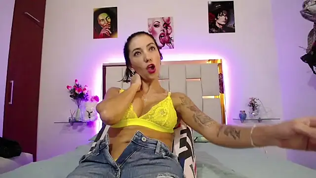 LunaZambrano online show from March 19, 2025, 6:23 pm