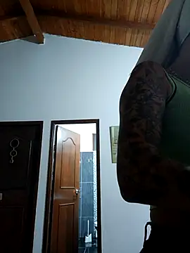 LunaZambrano online show from January 13, 2026, 1:37 pm