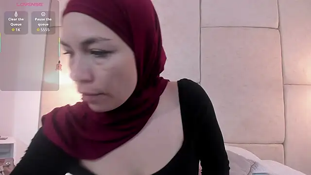 aisha vs online show from November 26, 2025, 12:49 pm