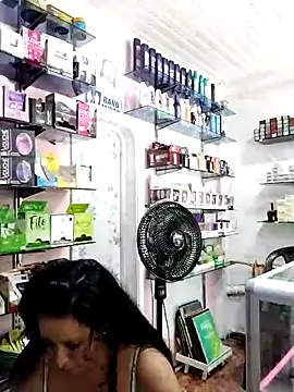 Snapshot of keilymadam chatting on December 5, 2025, 2:04 pm keilymadam online show from December 5, 2025, 2:04 pm