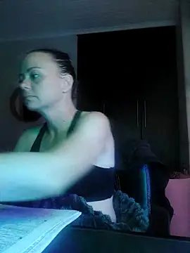 Snapshot of MrsBunnyBum chatting on May 13, 2026, 6:31 am MrsBunnyBum online show from May 13, 2026, 6:31 am