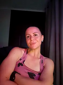 Snapshot of MrsBunnyBum chatting on April 21, 2026, 6:47 pm MrsBunnyBum online show from April 21, 2026, 6:47 pm