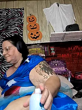 Snapshot of davisdesires@xh chatting on October 14, 2025, 2:07 pm davisdesiresxh online show from October 14, 2025, 2:07 pm