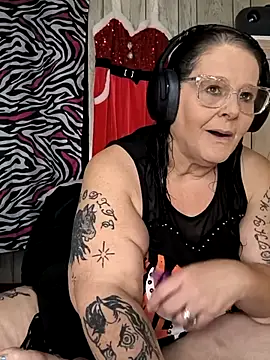 Snapshot of davisdesires@xh chatting on November 4, 2025, 2:21 pm davisdesiresxh online show from November 4, 2025, 2:21 pm