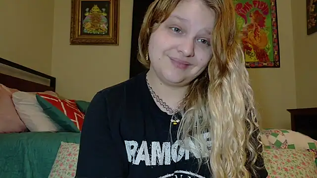 Snapshot of Emihaze chatting on October 8, 2025, 8:09 pm Emihaze online show from October 8, 2025, 8:09 pm