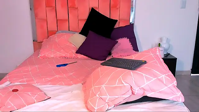 the queen aleja online show from October 26, 2025, 12:05 pm