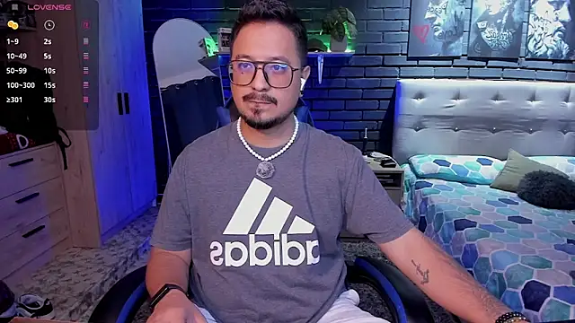 DaviidEvans  online show from April 24, 2026, 2:46 am