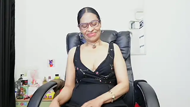 Snapshot of Aries_Mature chatting on June 11, 2026, 12:32 am Aries Mature online show from June 11, 2026, 12:32 am