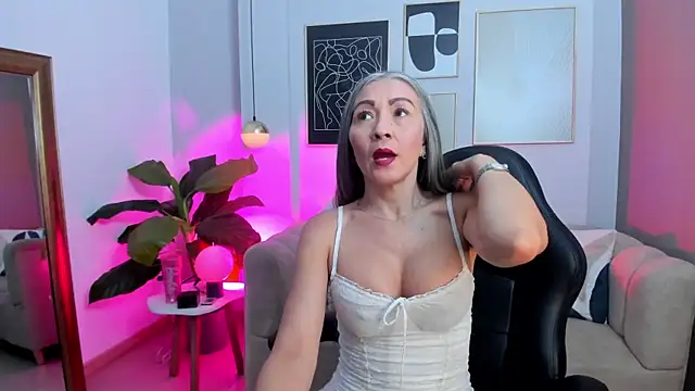  Nicoletteshea  online show from May 9, 2026, 5:05 pm