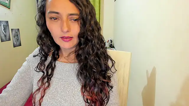 Snapshot of emma_luxy chatting on January 3, 2025, 6:00 am emma luxy online show from January 3, 2025, 6:00 am