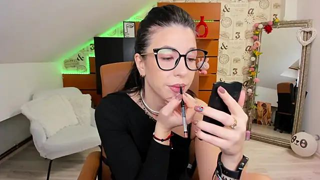 Snapshot of EmillyTaylor chatting on November 13, 2025, 4:38 am EmillyTaylor online show from November 13, 2025, 4:38 am