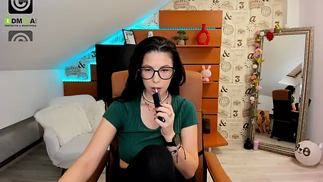 Snapshot of EmillyTaylor chatting on November 6, 2025, 5:00 am EmillyTaylor online show from November 6, 2025, 5:00 am