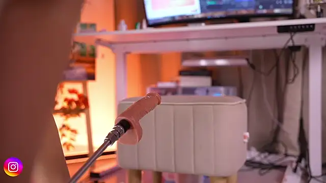 Snapshot of Lilevame chatting on November 7, 2025, 2:43 pm Lilevame online show from November 7, 2025, 2:43 pm