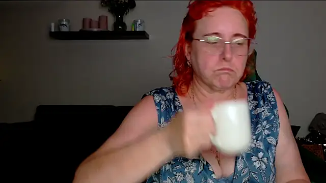 Snapshot of JoannaAndNeighbour chatting on July 5, 2026, 2:24 pm JoannaAndNeighbour online show from July 5, 2026, 2:24 pm