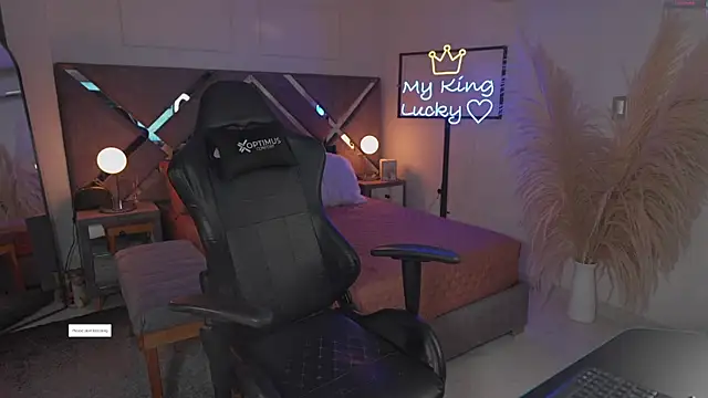 Snapshot of KateOwens chatting on November 25, 2025, 11:32 am KateOwens online show from November 25, 2025, 11:32 am