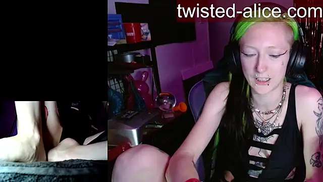 alicewonder09 online show from May 2, 2026, 3:56 am