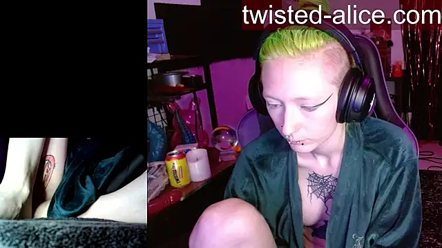 alicewonder09 online show from April 28, 2026, 3:44 am