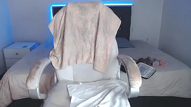 selena yourmilf online show from January 13, 2026, 2:21 pm