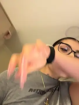 Snapshot of Sarasanders_4 chatting on November 28, 2025, 4:34 am Sarasanders 4 online show from November 28, 2025, 4:34 am