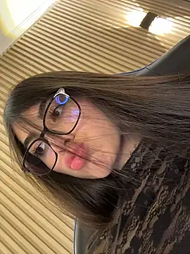 Snapshot of Sarasanders_4 chatting on October 20, 2025, 12:45 am Sarasanders 4 online show from October 20, 2025, 12:45 am