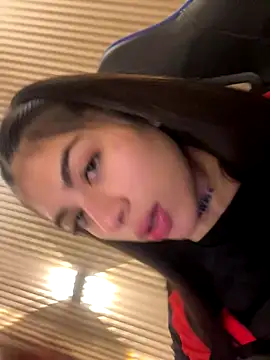 Snapshot of Sarasanders_4 chatting on October 7, 2025, 2:23 am Sarasanders 4 online show from October 7, 2025, 2:23 am