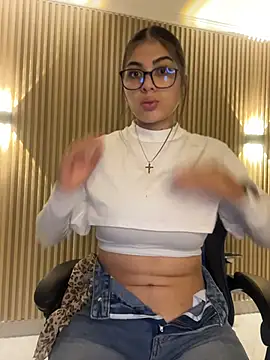 Snapshot of Sarasanders_4 chatting on October 16, 2025, 2:53 am Sarasanders 4 online show from October 16, 2025, 2:53 am