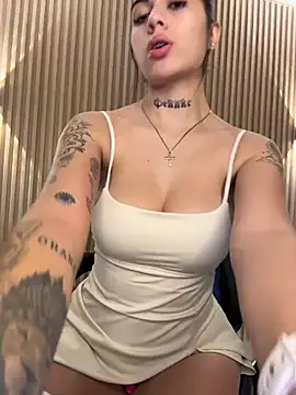 Snapshot of Sarasanders_4 chatting on November 8, 2025, 4:05 am Sarasanders 4 online show from November 8, 2025, 4:05 am