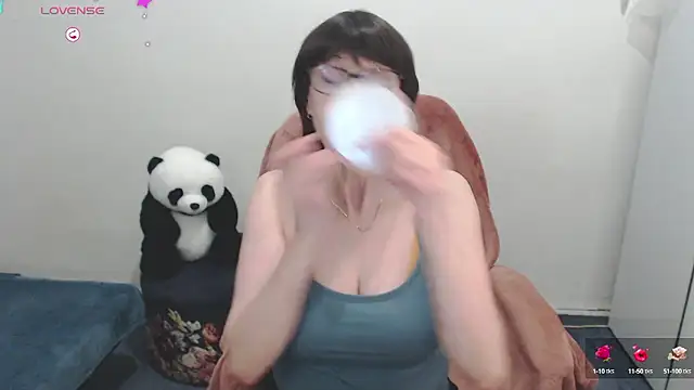 Snapshot of Ammillia chatting on December 8, 2024, 8:30 am Ammillia online show from December 8, 2024, 8:30 am