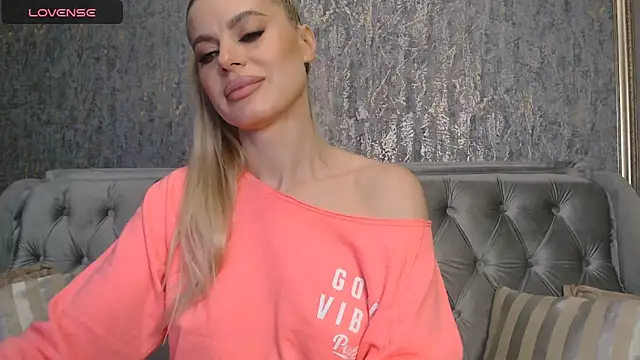 Snapshot of BlondieStar chatting on October 22, 2025, 11:47 pm BlondieStar online show from October 22, 2025, 11:47 pm