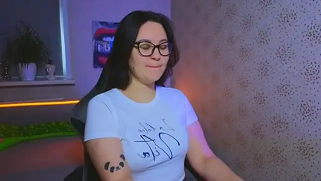 Snapshot of EsterLogan chatting on November 7, 2025, 9:25 am EsterLogan online show from November 7, 2025, 9:25 am