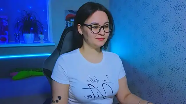 Snapshot of EsterLogan chatting on November 17, 2025, 11:25 am EsterLogan online show from November 17, 2025, 11:25 am