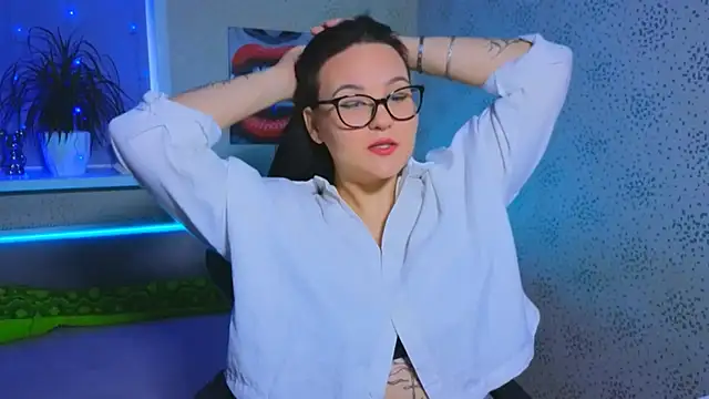 Snapshot of EsterLogan chatting on November 21, 2025, 9:52 am EsterLogan online show from November 21, 2025, 9:52 am