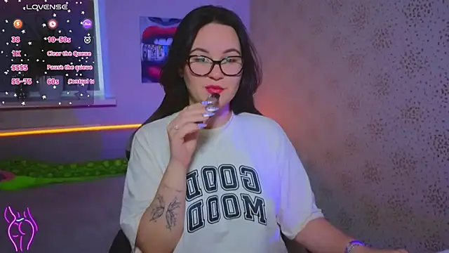 Snapshot of EsterLogan chatting on November 2, 2025, 11:15 am EsterLogan online show from November 2, 2025, 11:15 am