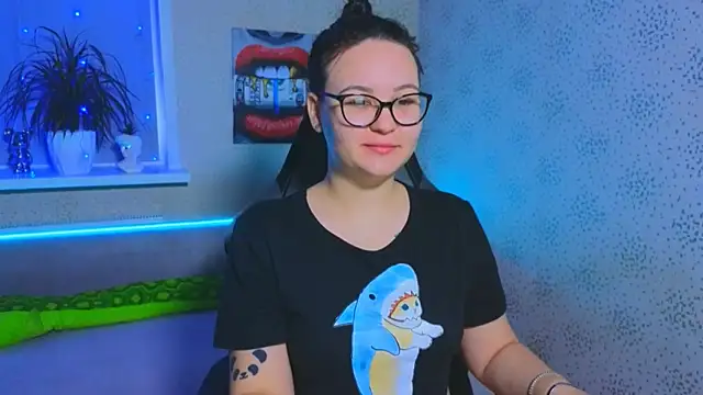 Snapshot of EsterLogan chatting on November 22, 2025, 6:45 am EsterLogan online show from November 22, 2025, 6:45 am