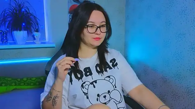 Snapshot of EsterLogan chatting on November 18, 2025, 9:12 am EsterLogan online show from November 18, 2025, 9:12 am