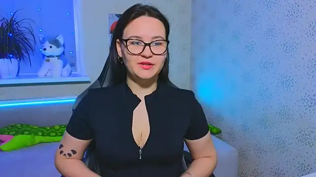 Snapshot of EsterLogan chatting on November 30, 2025, 9:43 am EsterLogan online show from November 30, 2025, 9:43 am