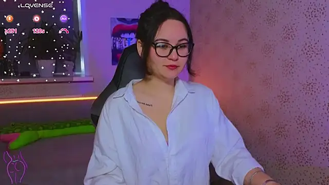 Snapshot of EsterLogan chatting on October 15, 2025, 9:06 am EsterLogan online show from October 15, 2025, 9:06 am