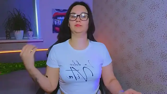 Snapshot of EsterLogan chatting on November 3, 2025, 10:19 am EsterLogan online show from November 3, 2025, 10:19 am