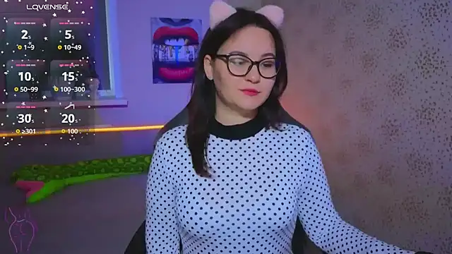 Snapshot of EsterLogan chatting on October 30, 2025, 9:51 am EsterLogan online show from October 30, 2025, 9:51 am