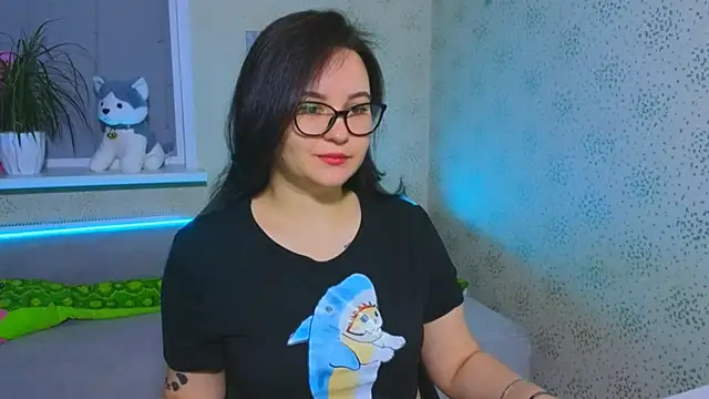 Snapshot of EsterLogan chatting on December 5, 2025, 10:25 am EsterLogan online show from December 5, 2025, 10:25 am