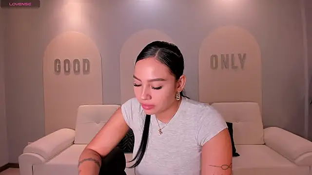 Snapshot of MollyJones_ chatting on June 17, 2026, 7:24 pm MollyJones online show from June 17, 2026, 7:24 pm