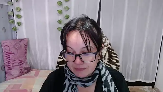 Sonialorens  online show from January 30, 2025, 9:04 pm