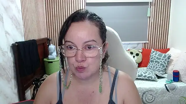 Snapshot of Sonialorens_ chatting on May 12, 2026, 4:02 pm Sonialorens online show from May 12, 2026, 4:02 pm