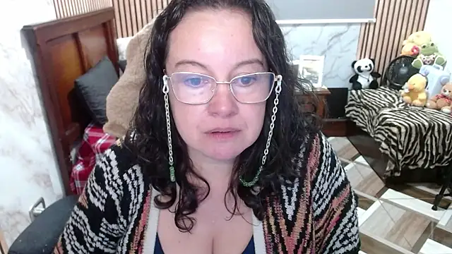 Snapshot of Sonialorens_ chatting on April 21, 2026, 4:35 pm Sonialorens online show from April 21, 2026, 4:35 pm