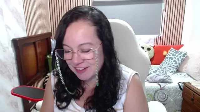 Snapshot of Sonialorens_ chatting on May 7, 2026, 3:04 pm Sonialorens online show from May 7, 2026, 3:04 pm